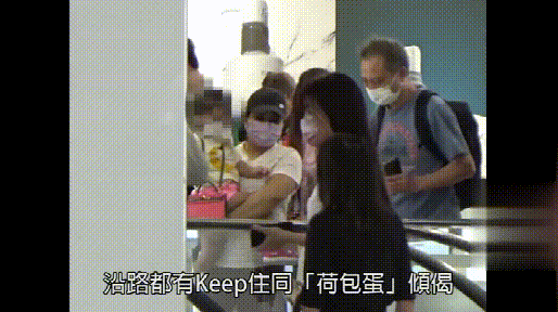 何超盈|何超盈带2岁女儿逛街，穿短裤曝光真实腿型，毫不掩饰肥胖身材