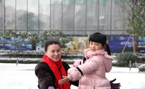 朱小贞 朱小贞为何不砸开玻璃吸氧呢？和孩子并列躺在床上实在诡异！