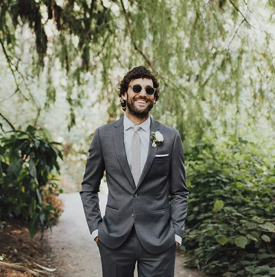 赫赤西服|夏秋季节婚礼，新郎西装高级穿搭配色法则