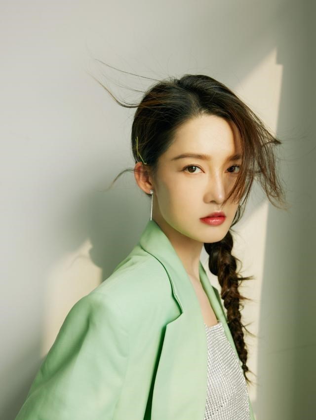 李沁|李沁“抹茶色路线”好甜，西服+短裙冷艳大气，脸色圆润更减龄