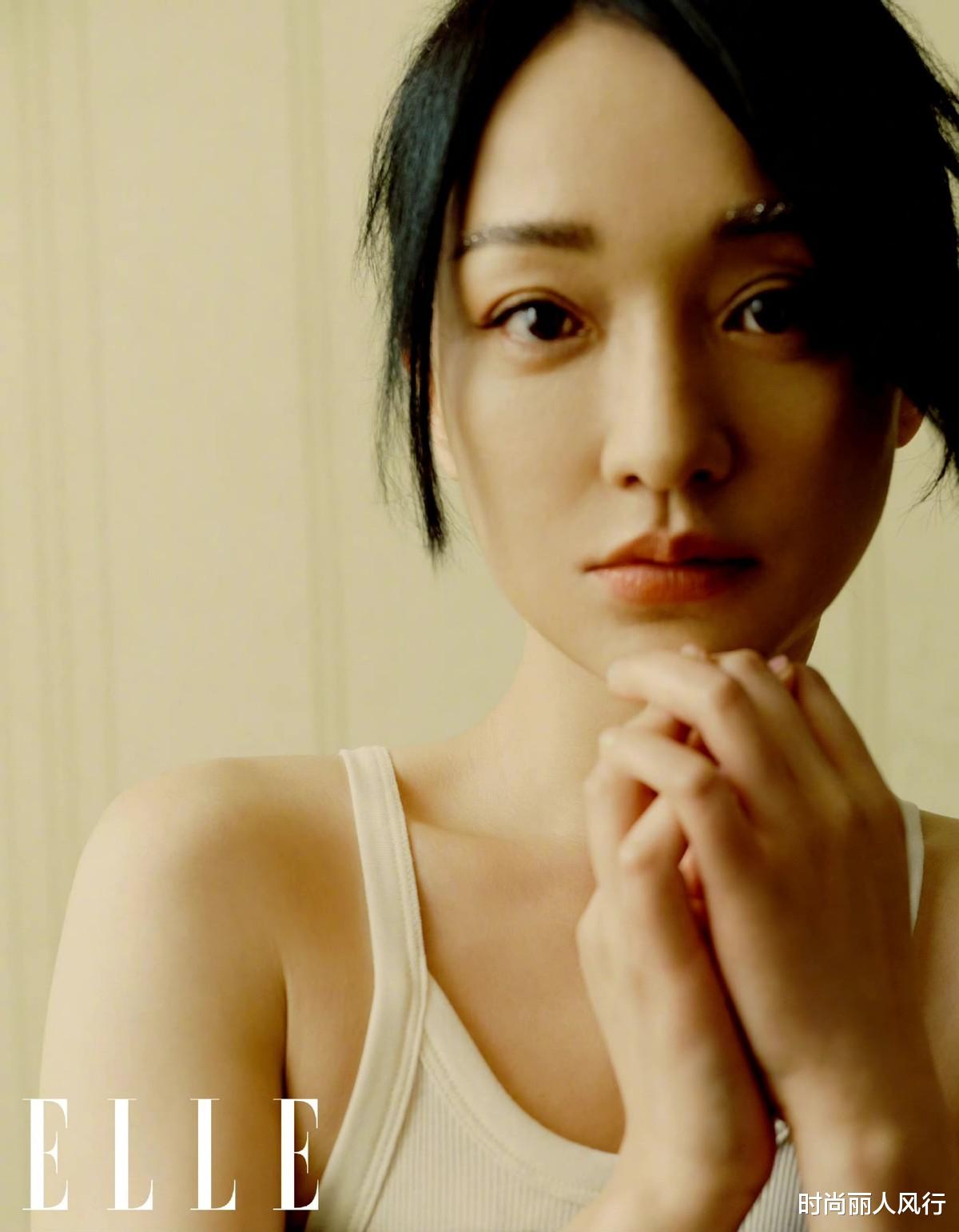 时尚丽人风行 闭年大刊周迅成大赢家!“人间香奈儿”又一次惊艳,眼神嫩回18岁