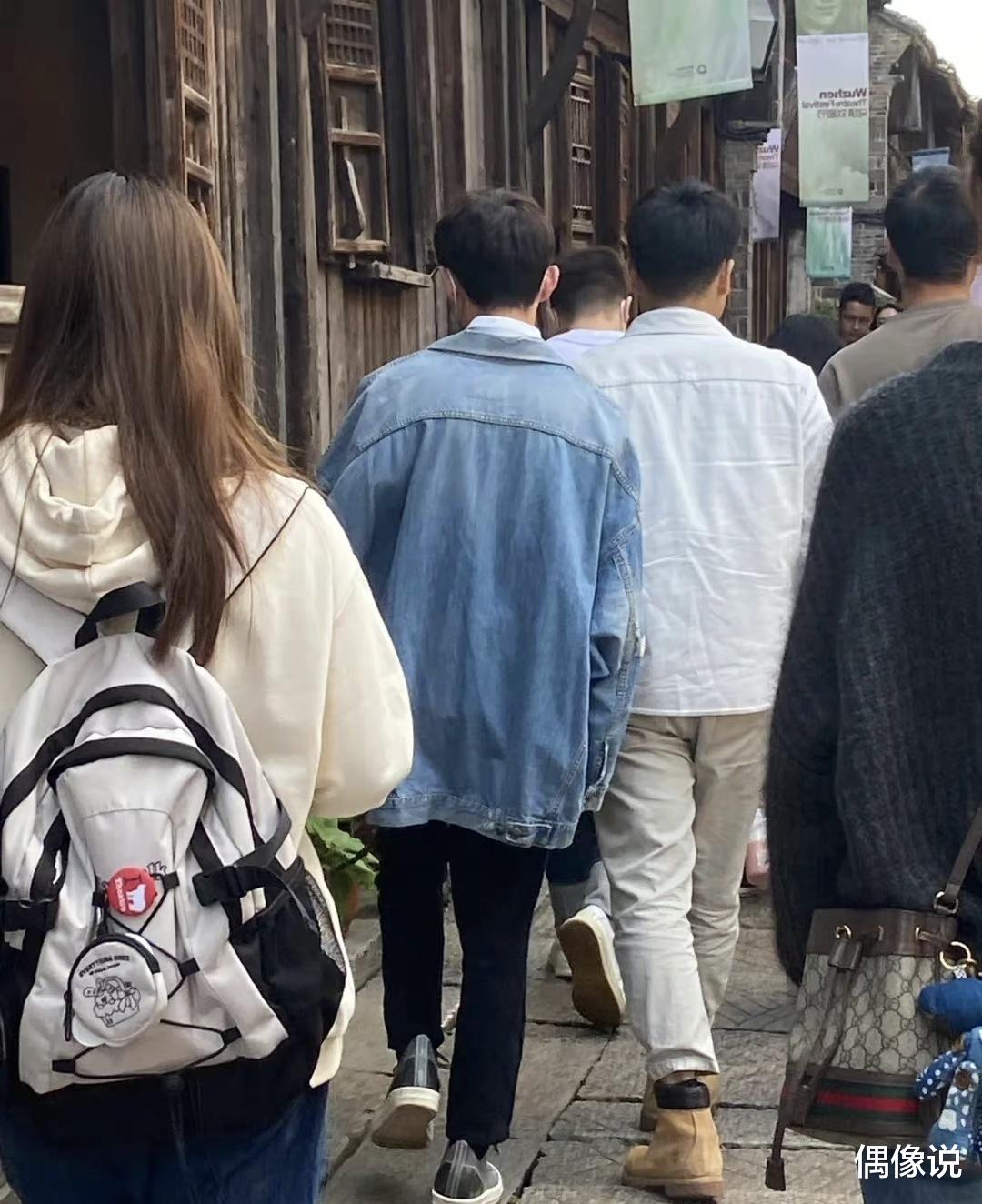 何炅|何炅出道10000天，工作室晒照庆祝：何炅置身竹林，略显沧桑