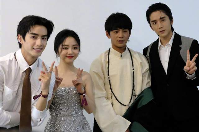 程潇|丁真成微博之夜香饽饽,明星争相求合影,黄子韬台上邀自拍