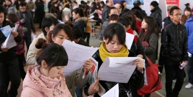 依科育儿吧|女儿第一次去外省求学，警察父亲给其10条安全警示，条条都是重点