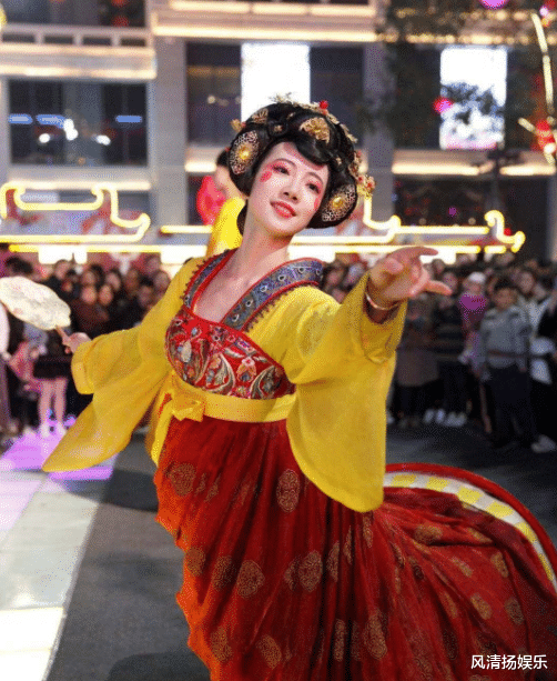 小姐姐|“不倒翁小姐姐”产后复出，舞姿摇曳笑容僵，还是甜甜圈更胜一筹