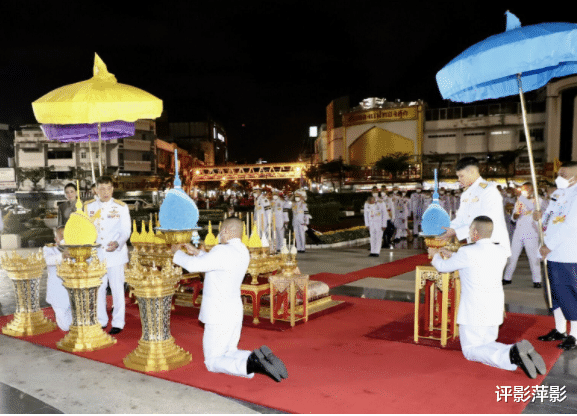 拥抱|提帮功王子惊喜亮相典礼，帕公主跪地问安，姐弟俩深情拥抱