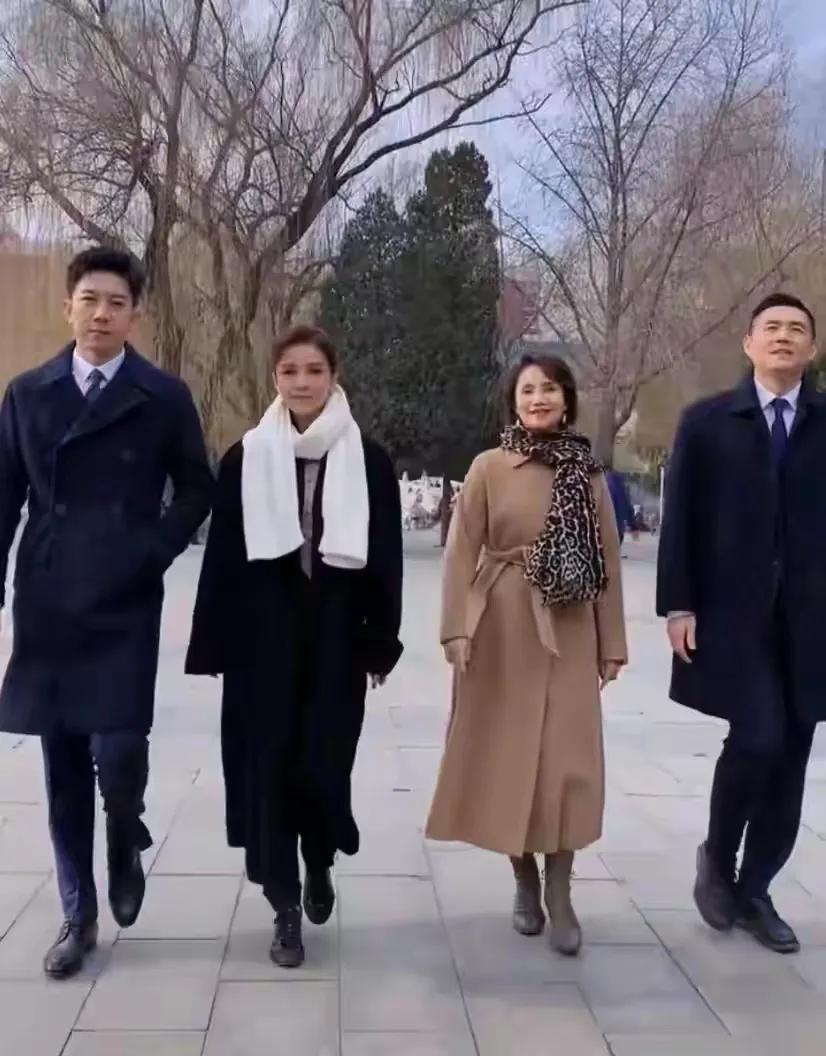 沈佳妮|朱亚文夫妇走机场！沈佳妮脸蛋仅有巴掌大，过时呢大衣搭出潮人感