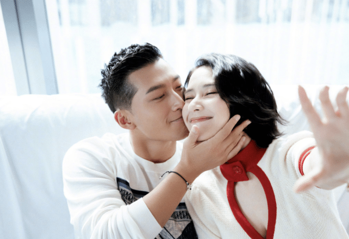窦骁|何超莲晒窦骁庆生视频，两人互相跪地模拟求婚，甜蜜拥抱如偶像剧