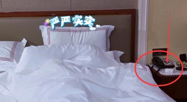 贾玲|贾玲闯入房间,华晨宇来不及收拾,床头“物品”让导演不敢拉近景