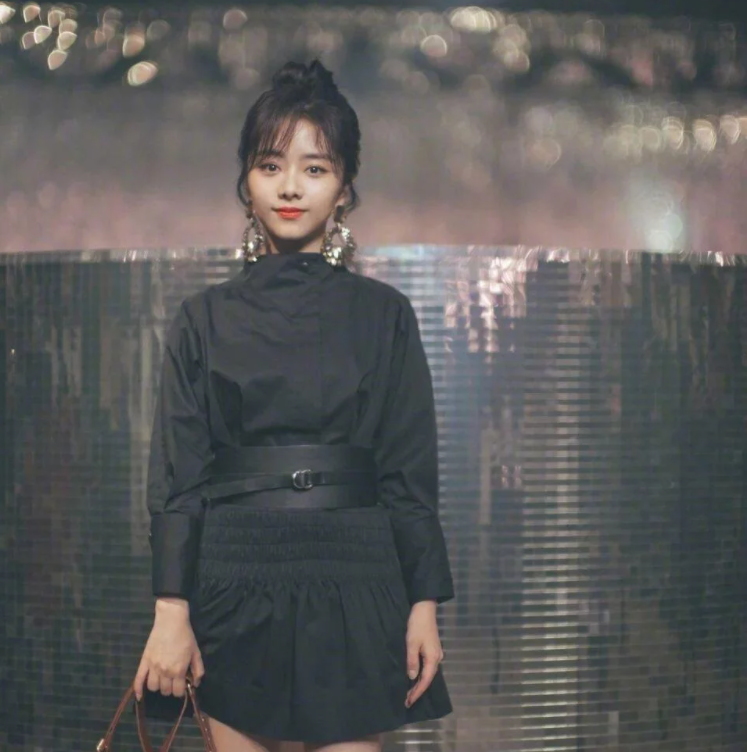 灵熙说珠宝 “学生妹”谭松韵，158的个子，却能穿出高个子的既视感