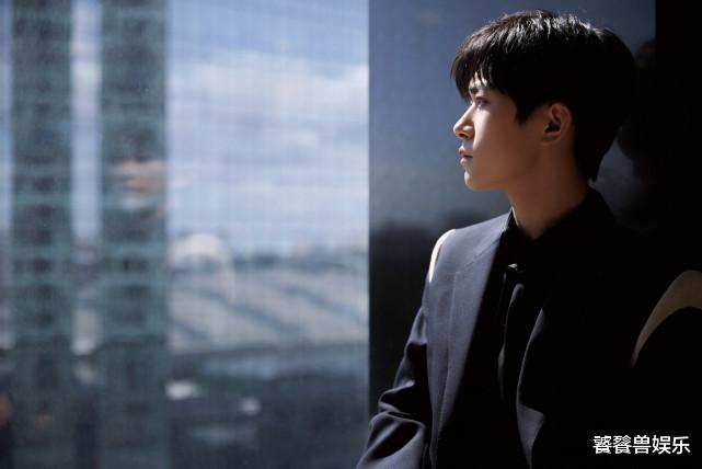 易烊千玺|易烊千玺久违曝出一套大片，穿西装安静坐在窗前，00后氛围感太强