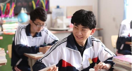 一更育儿|小学生上课传纸条被“截胡”，内容让老师欲哭无泪，把你家长叫来