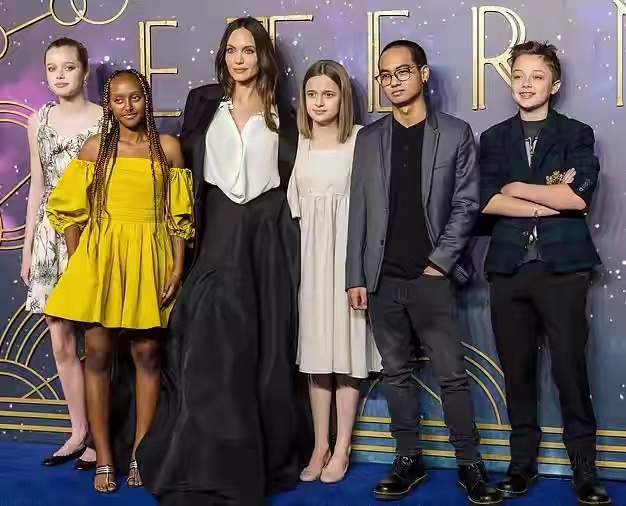 谢娜|萨尔玛·海耶克携女儿亮相红毯，开云老板千金被朱莉女儿抢镜