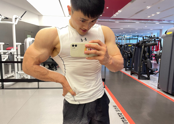 健身圈一哥|肌肉型男最爱深蹲，蹲开心了不想停，蹲不开心一组都不想做！