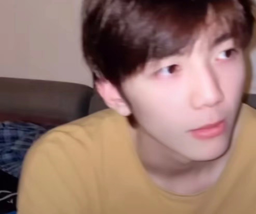 洪欣|洪欣现身朴素商演，站台阶前无观众喝彩，曾多次婉拒儿子进演艺圈