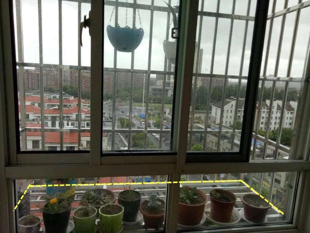 防盗窗|楼上装防盗窗凸出墙面40公分，在上面养花晒衣服，当自家阳台用！