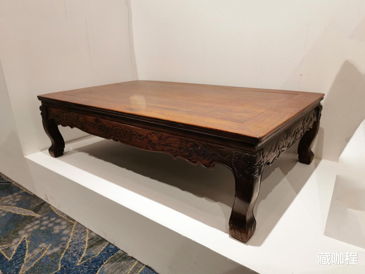 |齐牙条腿肩雕花，黄花梨老炕桌配红木家具