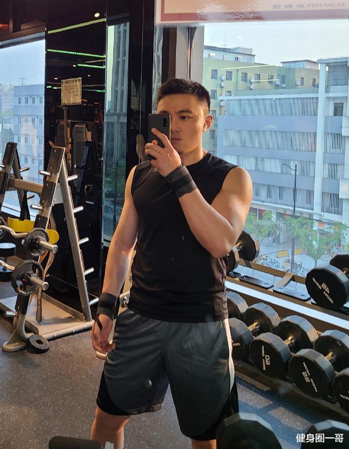 健身圈一哥 32岁的新疆爷们，健身房锻造练就健壮好身材，小胡子又痞又酷帅！