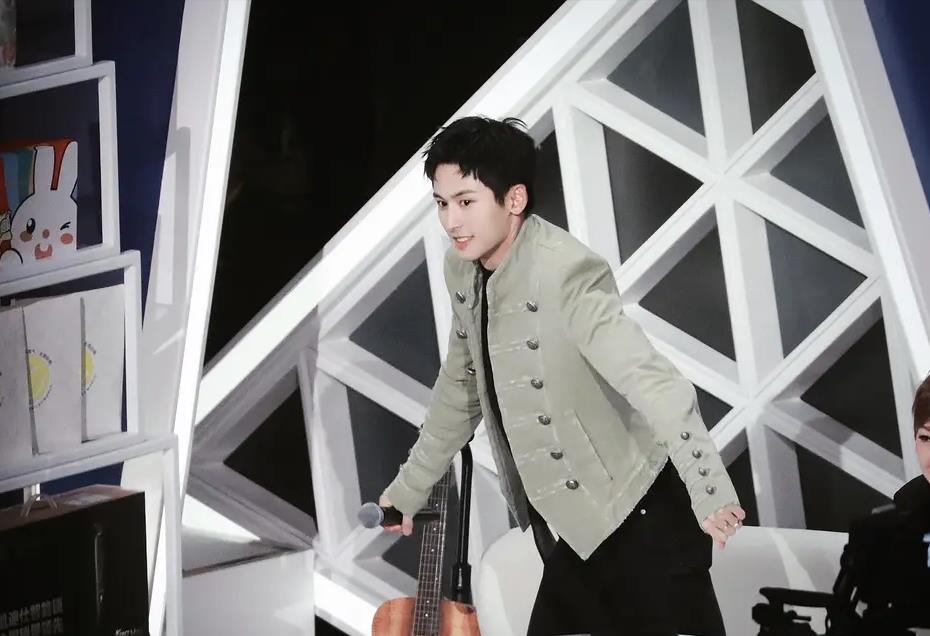 葛天|张哲瀚造型遭粉丝吐槽：镜子忘P图，脖子显短，鞋帮包裹不住脚腕