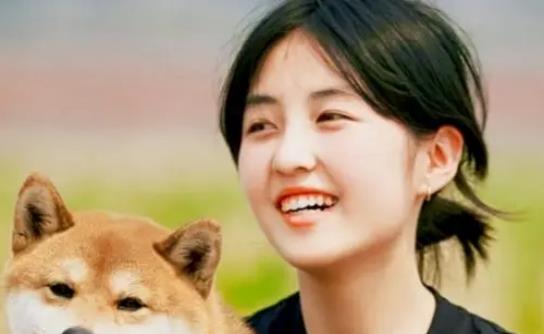 面朝黄土|张子枫拍校园戏，校服外套绑在腰上被抓拍，助理的举动却有失风度