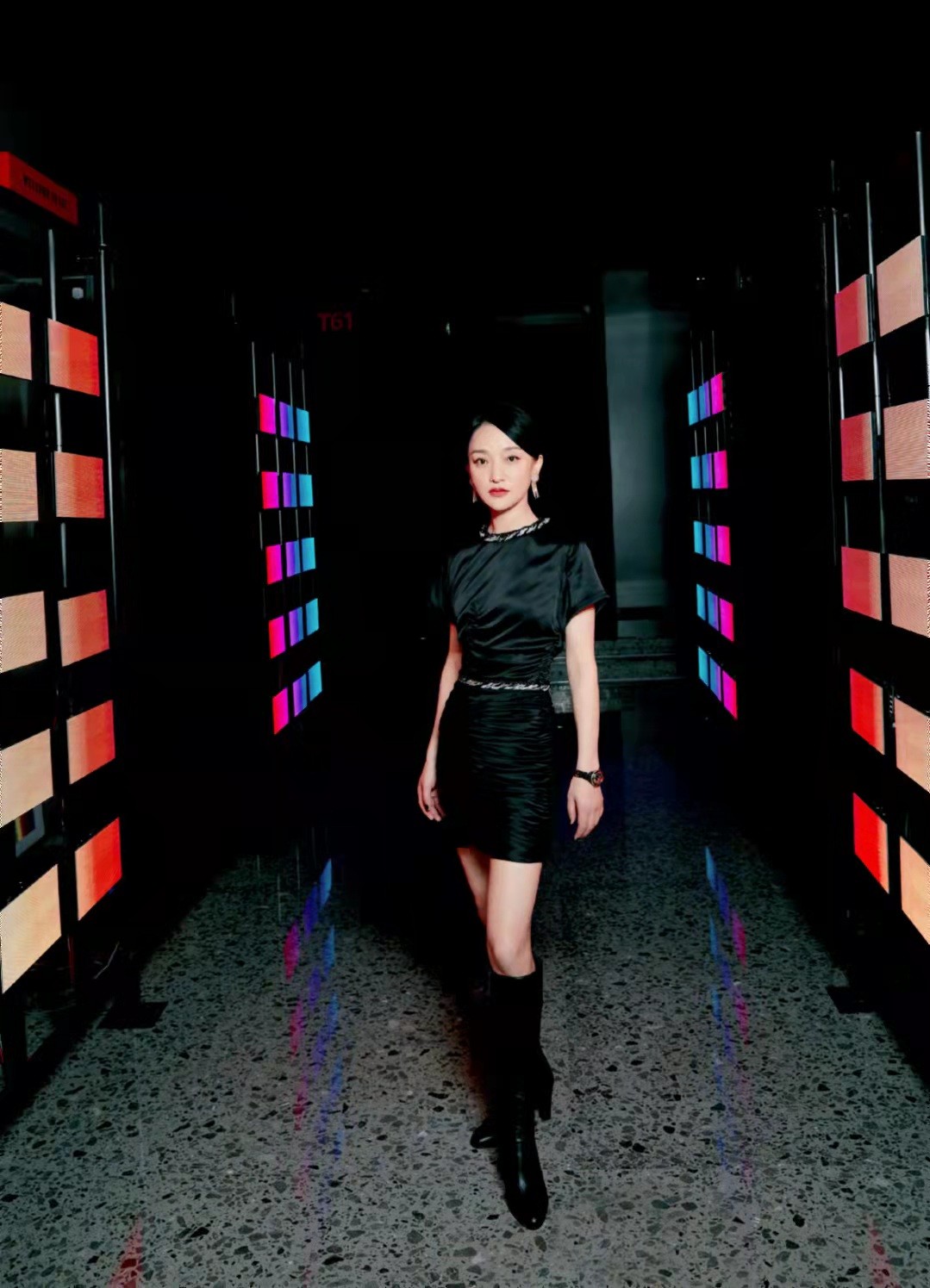 时尚风行派|周迅代言国货气场全开！穿露脐西装秀性感身材，把五菱开出豪车感