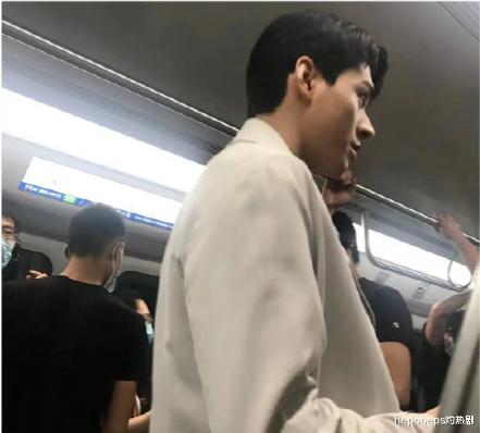 王力宏|网友地铁偶遇龚俊，拍摄角度奇特让人一言难尽，生图真实颜值才是亮点