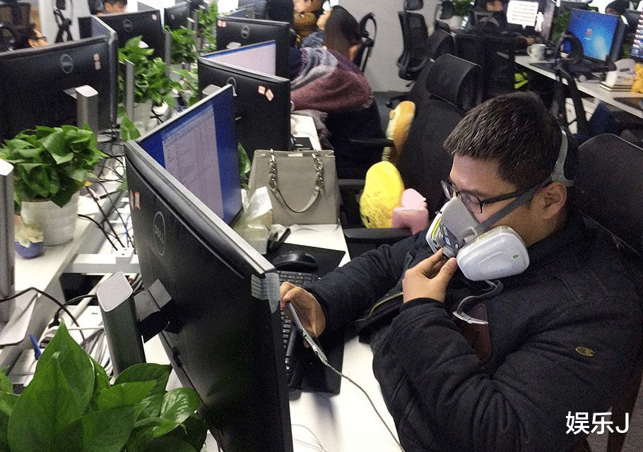 顺风车|蹭同事2个月顺风车，发200块红包过去抵油钱，收到回复以为看错了