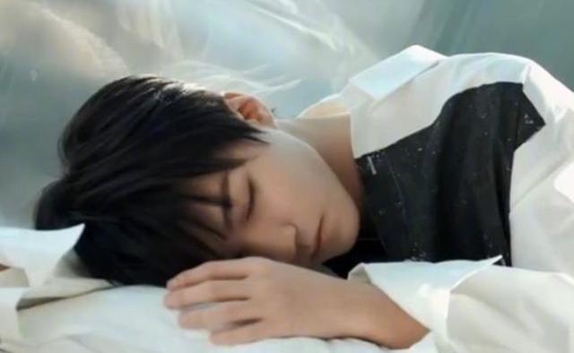 王俊凯|王俊凯起床被工作室抓拍，衣服扣子没扣好，随手一拍就是粉丝福利