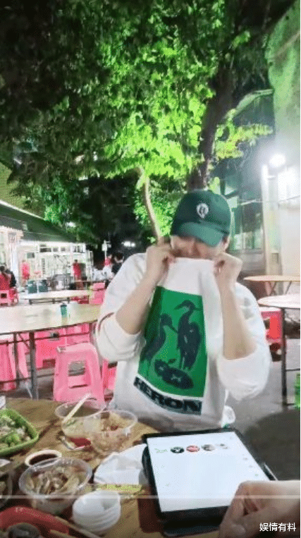 李易峰|李易峰庆祝生日的方式好特别，直播大排档吃饭，衣服穿反好真实