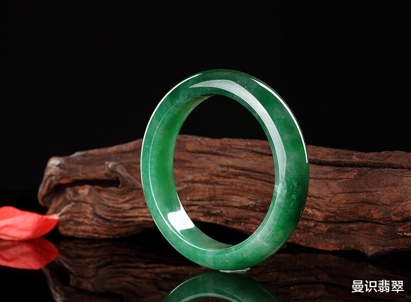 翡翠手镯|每一款翡翠手镯都有自己的风格和优势,大家更倾心于哪种手镯呢?