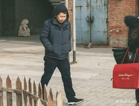 郭德纲|何云伟开直播被骂叛徒，满屏留言郭德纲，不敢看镜头一脸尴尬