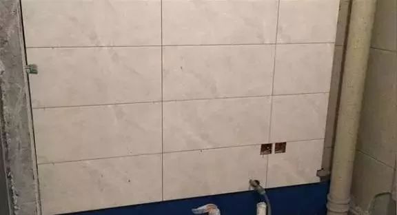 |看见师傅把瓷砖贴成这样，业主气得发飙，你就不能事先和我商量？