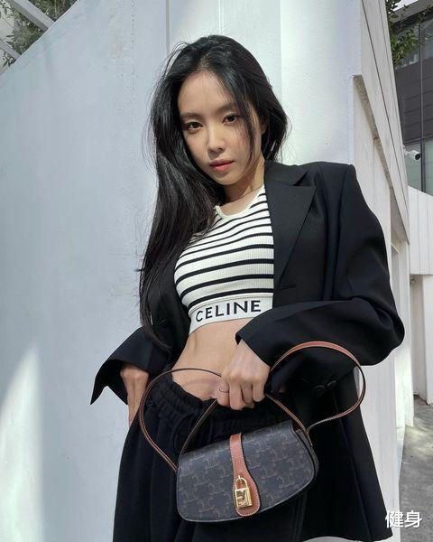 穿衣搭配 美腿、翘臀被誉为「紧身裤女神」！孙娜恩细腰瘦身秘诀