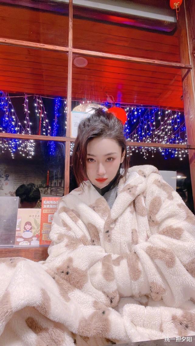 张馨予|张馨予晒老公视角照，大口吃肉坐姿豪迈，超接地气幸福感爆棚