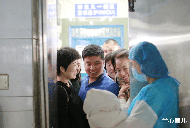 兰心育儿|医院里“抱错”孩子后,两家人却不愿交换,理由令人暖心