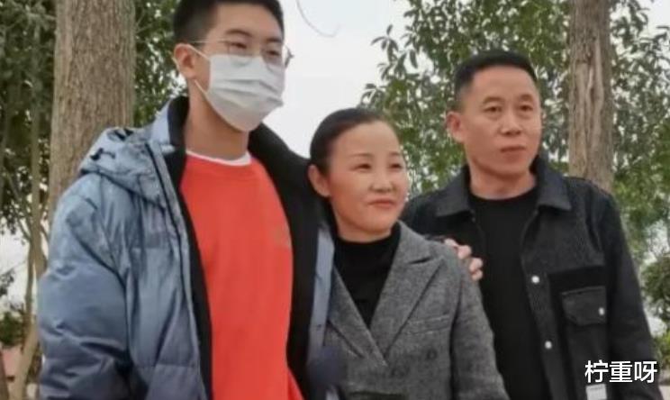 |孙海洋找回儿子孙卓后，直播透露已经找到四房，面露笑容却显心酸