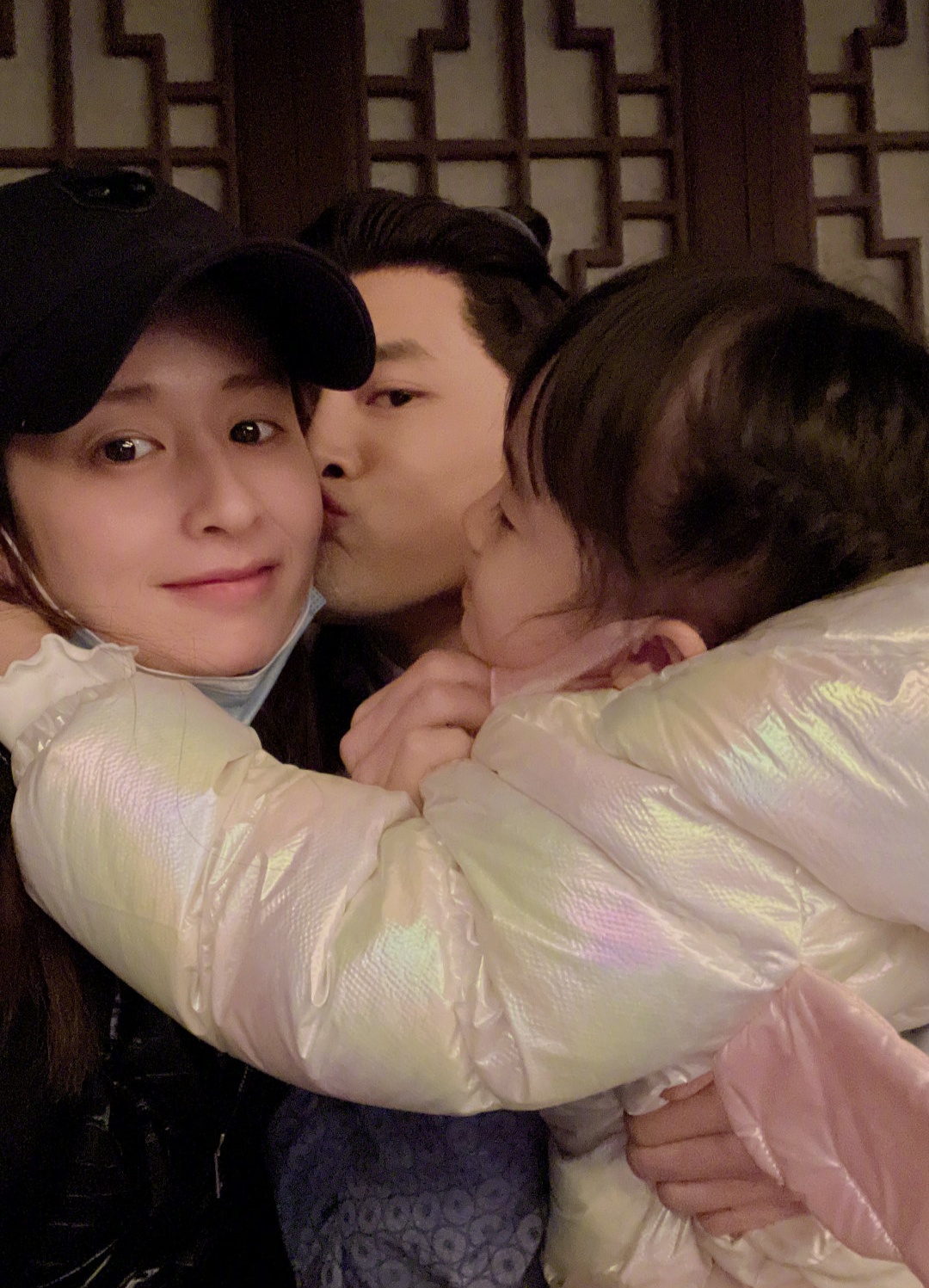 颖儿|颖儿带闺女到剧组和老公一同庆生，付辛博大方献吻，颖儿一脸甜蜜