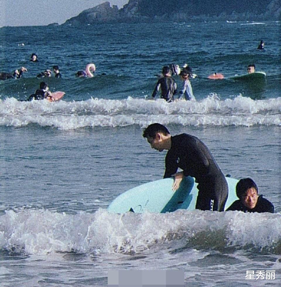 李现|这才是真的身材自律吧?李现穿紧身泳装腹肌如此明显!