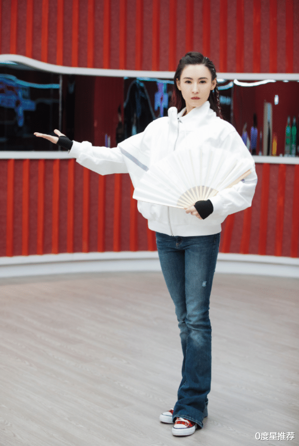 张柏芝|张柏芝当妈了还这么敢穿，大胆挑战“迷你衫”，40岁美到不敢认