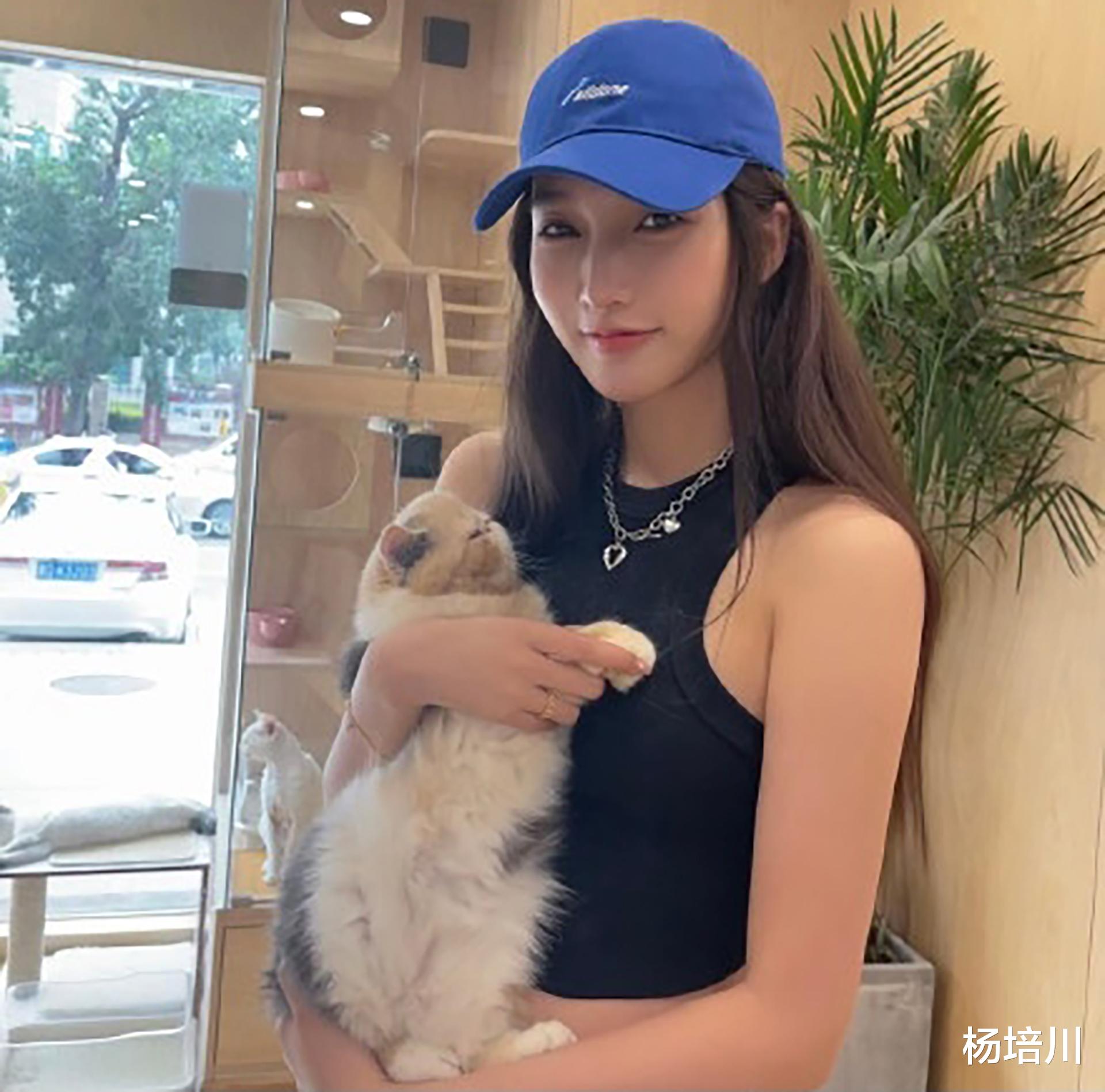 都美竹|都美竹一夜涨粉200万，1个月10万零花钱的痛，你不懂