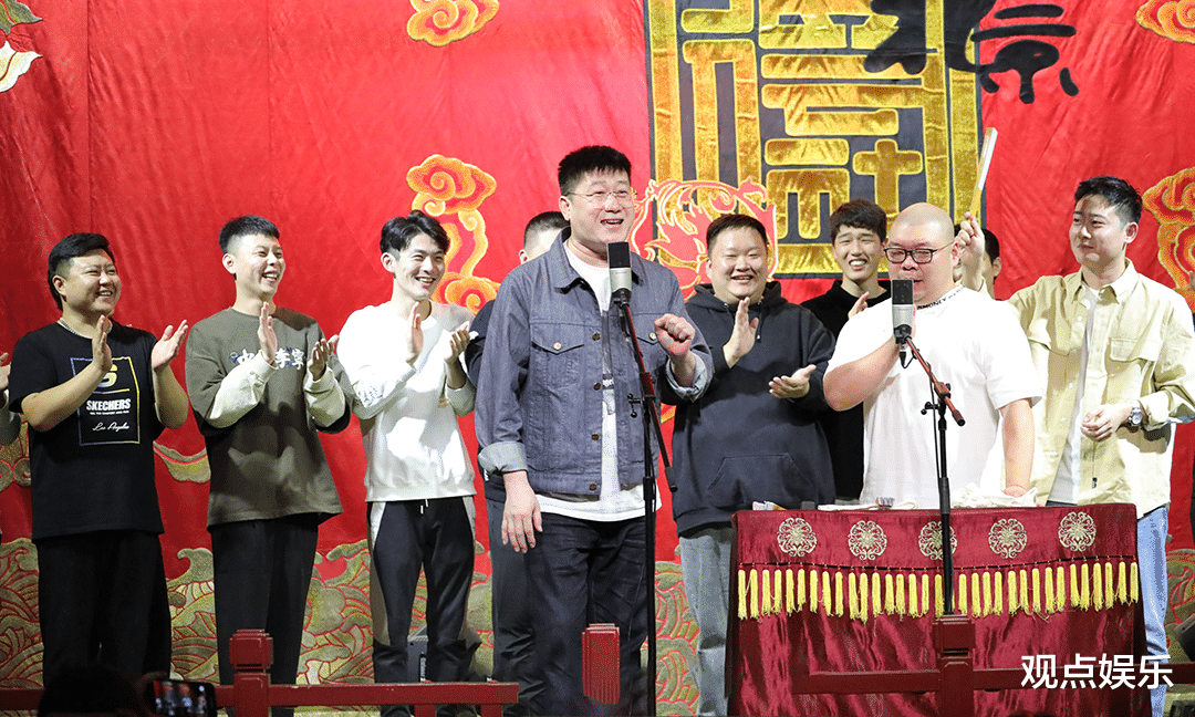 张鹤伦|张鹤伦跟师兄弟打成一片，台上好师兄台下好兄弟，德云六队氛围好