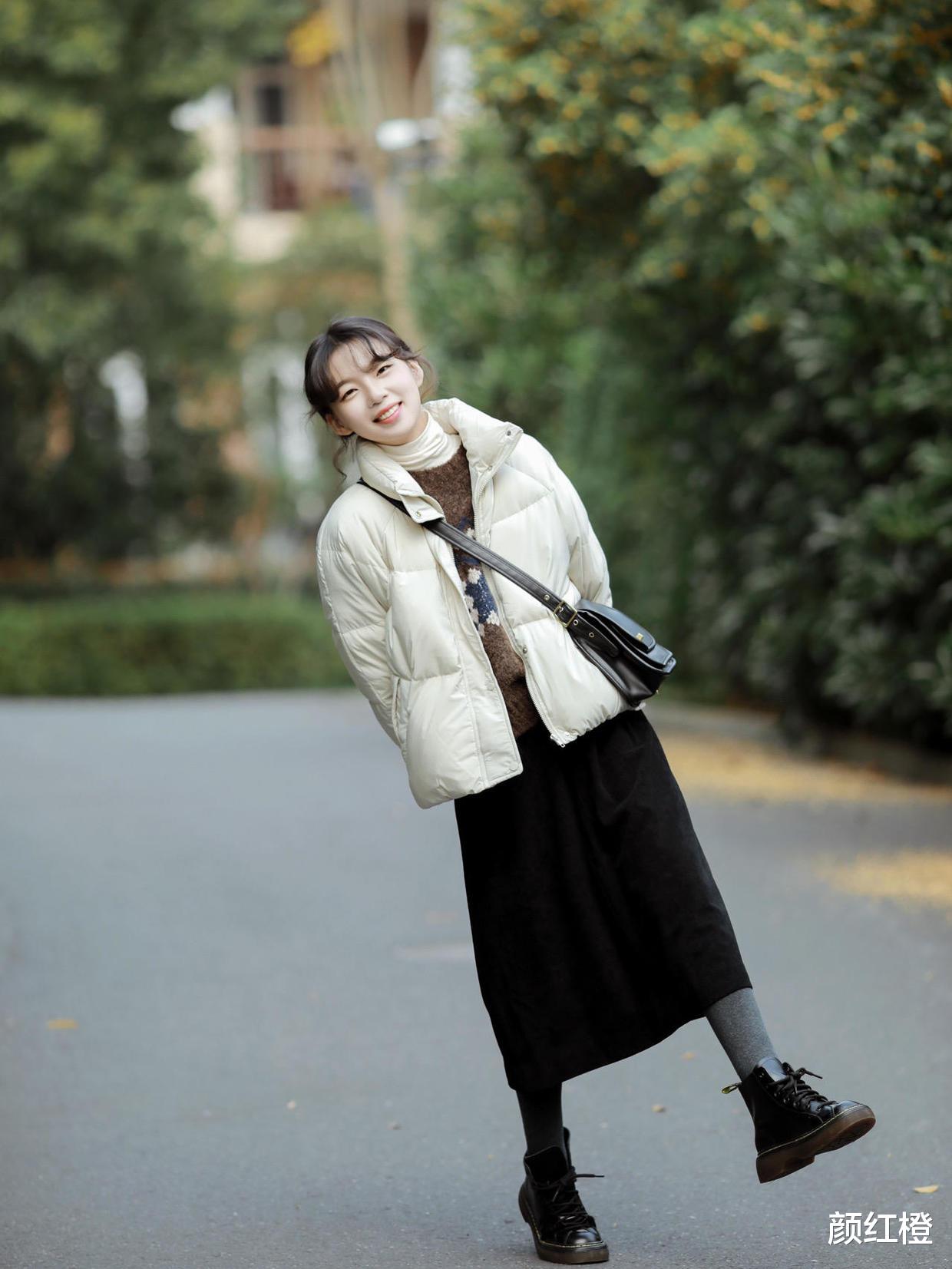 颜红橙 入冬后羽绒服“买精不买多”，这些搭配保暖舒适，小个子也适合