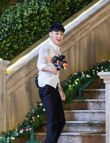 黄子韬|黄子韬希望公司员工造福社会,网友:是蜕变,更是成长!