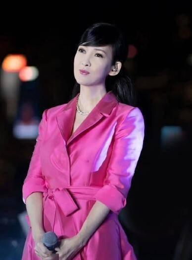 新年音乐会|跨年夜穿红裙冻到发抖，唱歌跑调卡顿的周慧敏，近照被指“老了”