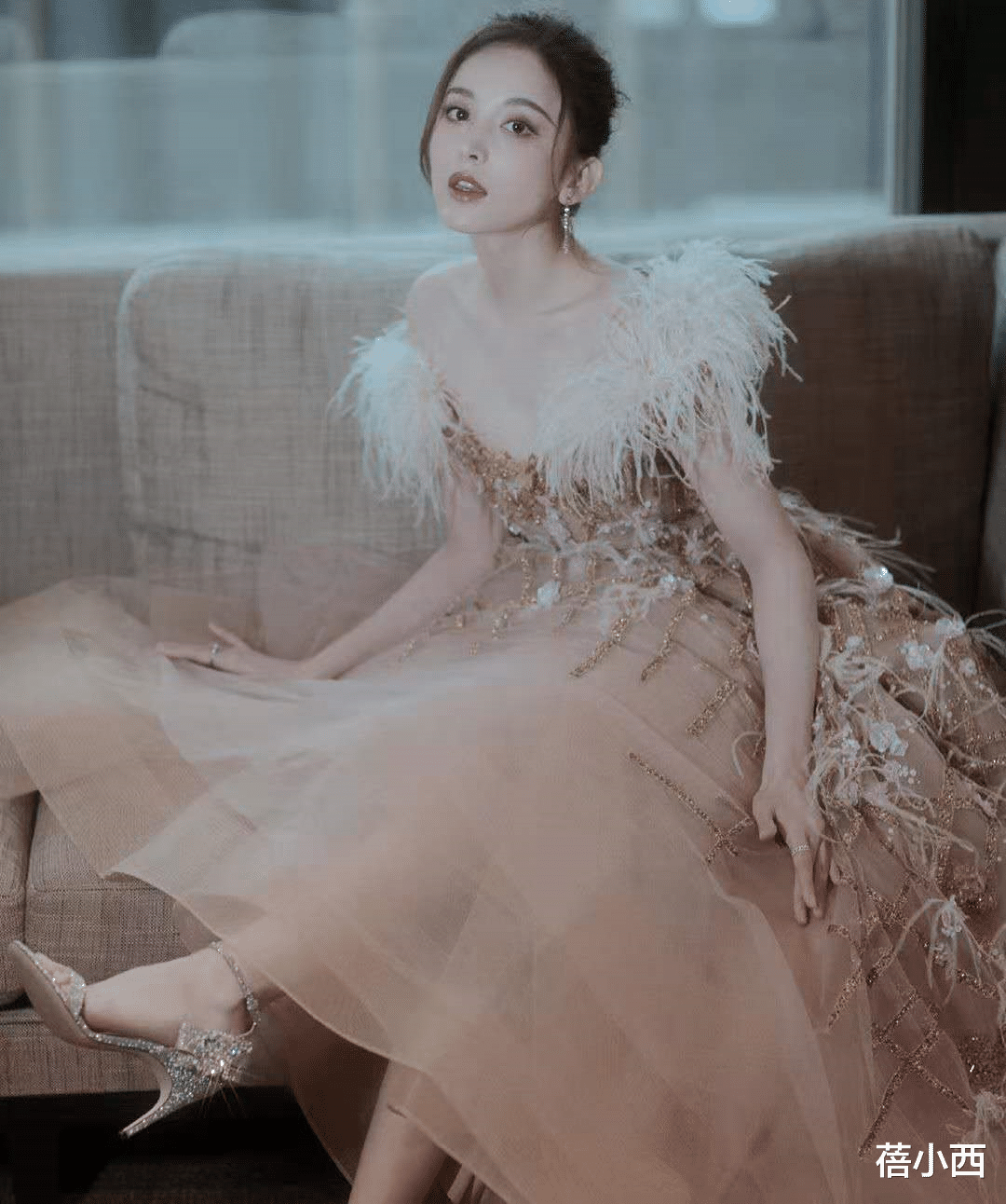 蓓小西 古力娜扎厉害了，竟把土味“芭比粉”裙穿得艳而不俗，美得不像话