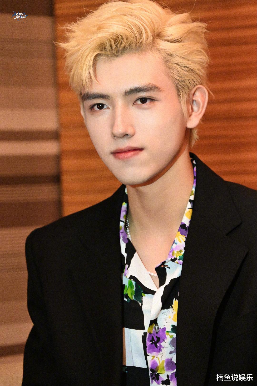 陈飞宇|陈飞宇新剧开机，金发造型宛如贵公子，与张婧仪搭档好般配