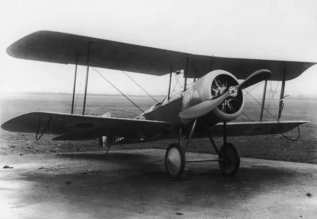 美军|1914年德国一架飞机偶遇法国侦察机，掏出砖头就扔，对方吓得快躲