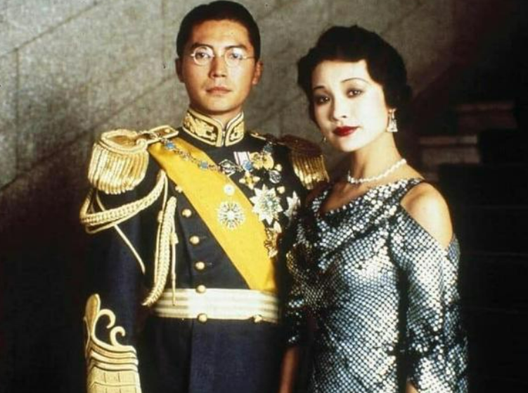 皓衣行|69岁“美男子”尊龙罕露面！肚子圆滚搂美女腰，五官立体堪比雕塑