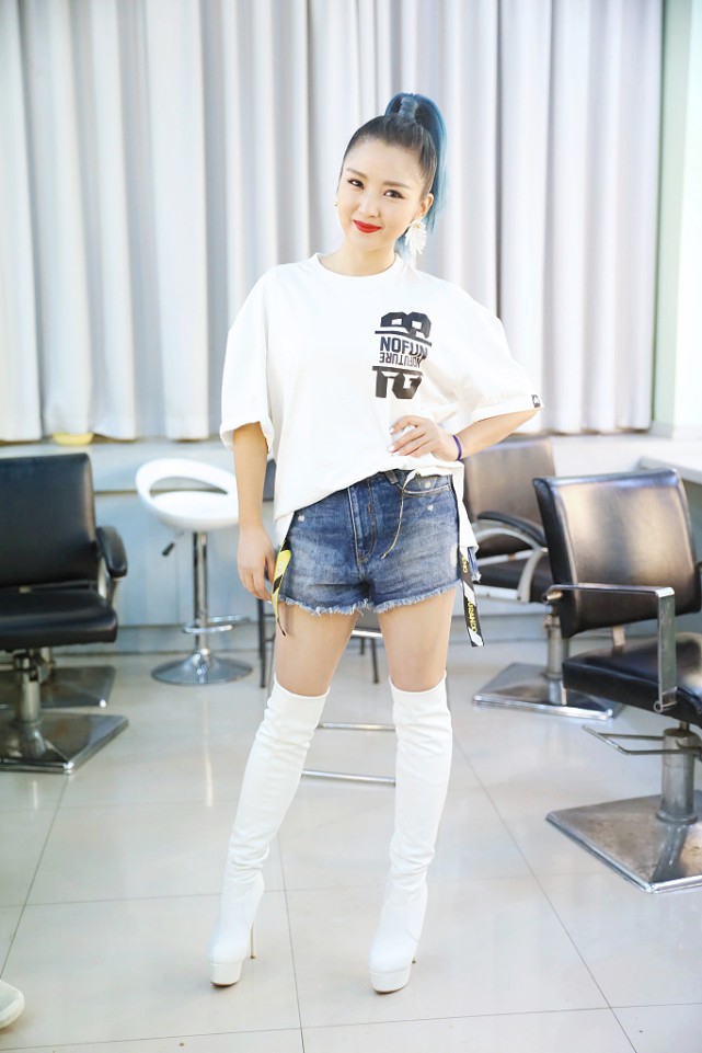 Lady变美日记|“精修图”下的何洁太惊艳，穿一身牛仔套装很有活力，也太显小了