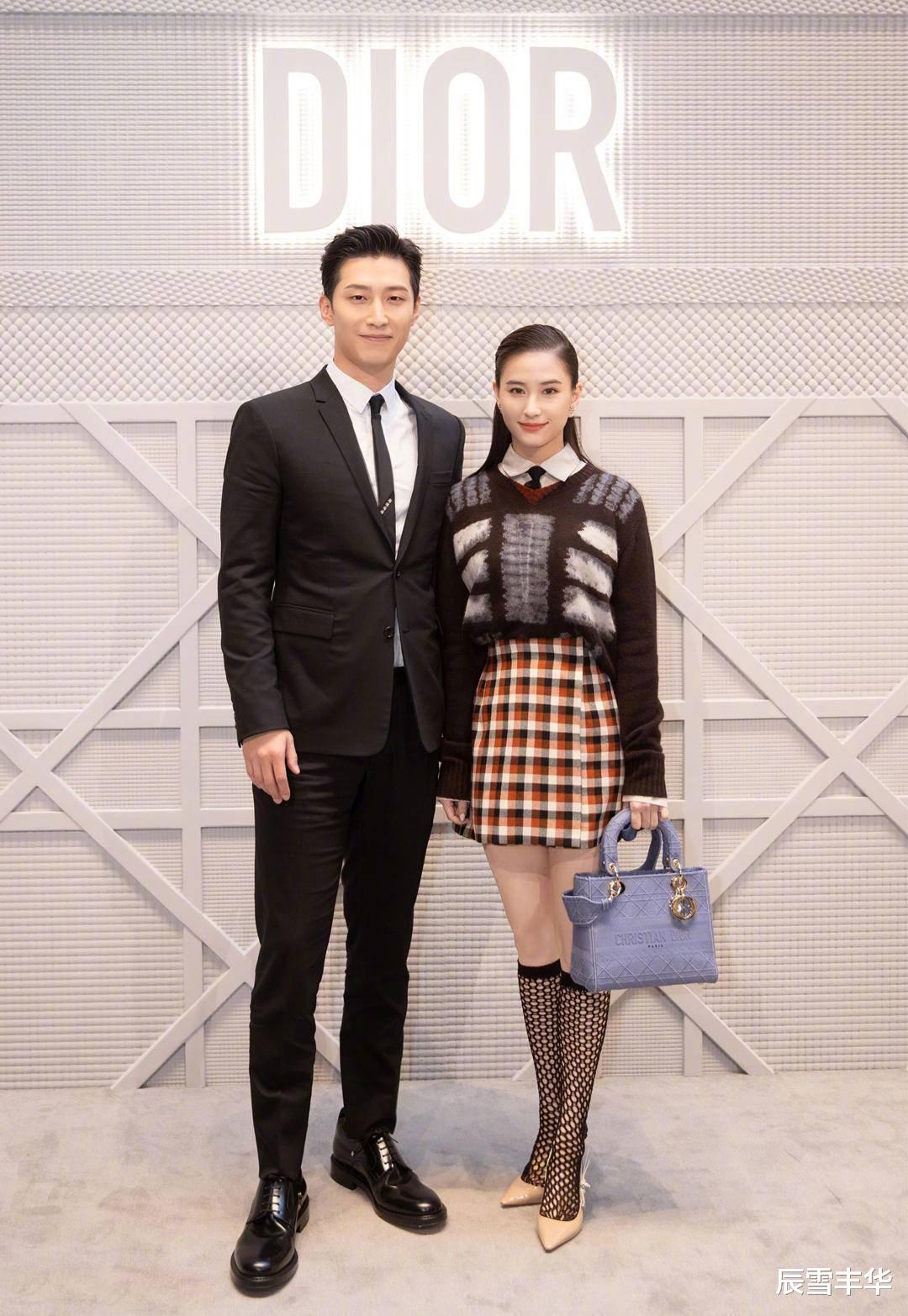 辰雪丰华 何超莲真是穿搭高手，复古红发配彩色连体短裤，活力满满又知性